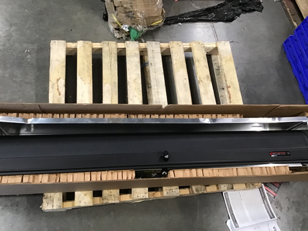 Roll-N-Lock 2019 Chevrolet Silverado 1500 60.5in Bed M-Series Retractable Tonneau Cover | LG223M Scratch & Dent