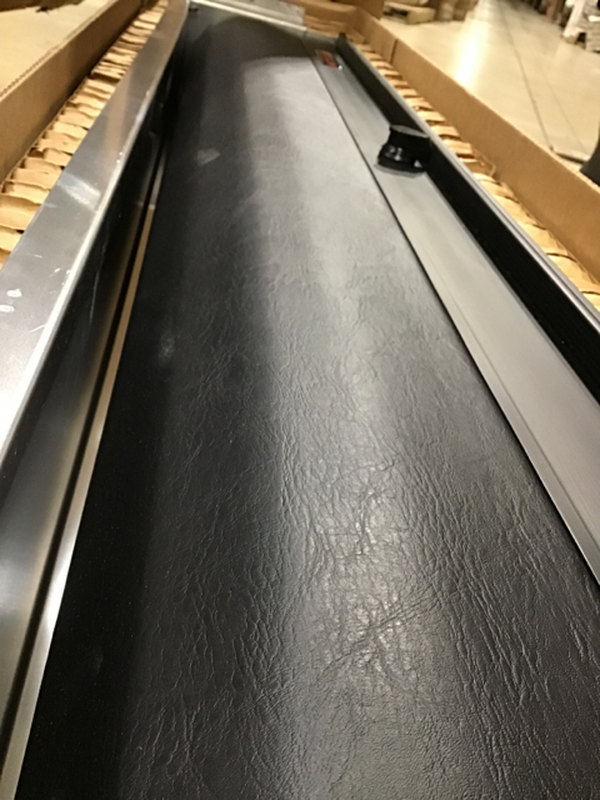 Roll-N-Lock 2020 Jeep Gladiator 5ft bed (w/ Trail Rail System) M-Series Retractable Tonneau Cover | LG495M Scratch & Dent
