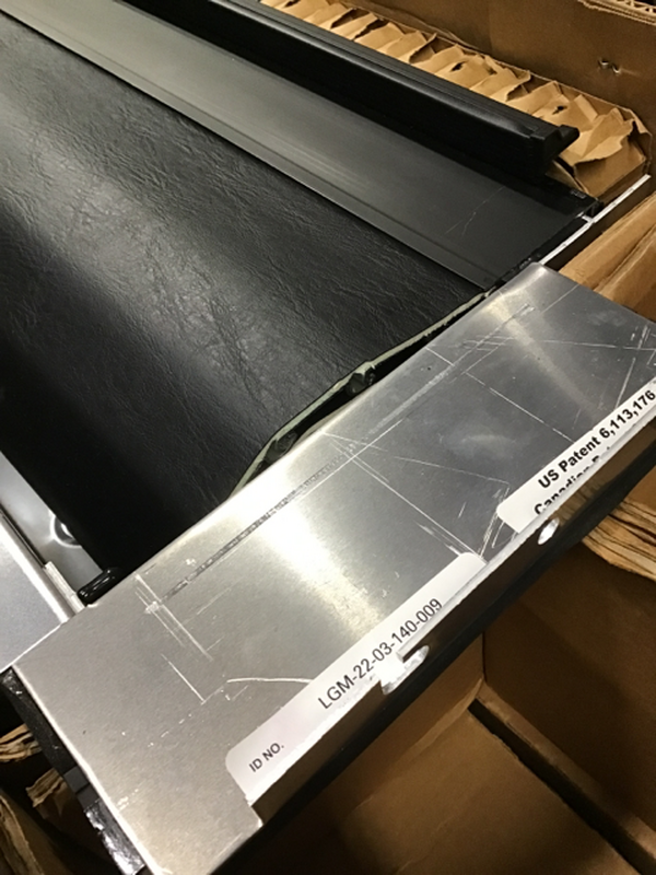 Roll-N-Lock 2020 Jeep Gladiator 5ft bed (w/ Trail Rail System) M-Series Retractable Tonneau Cover | LG495M Scratch & Dent