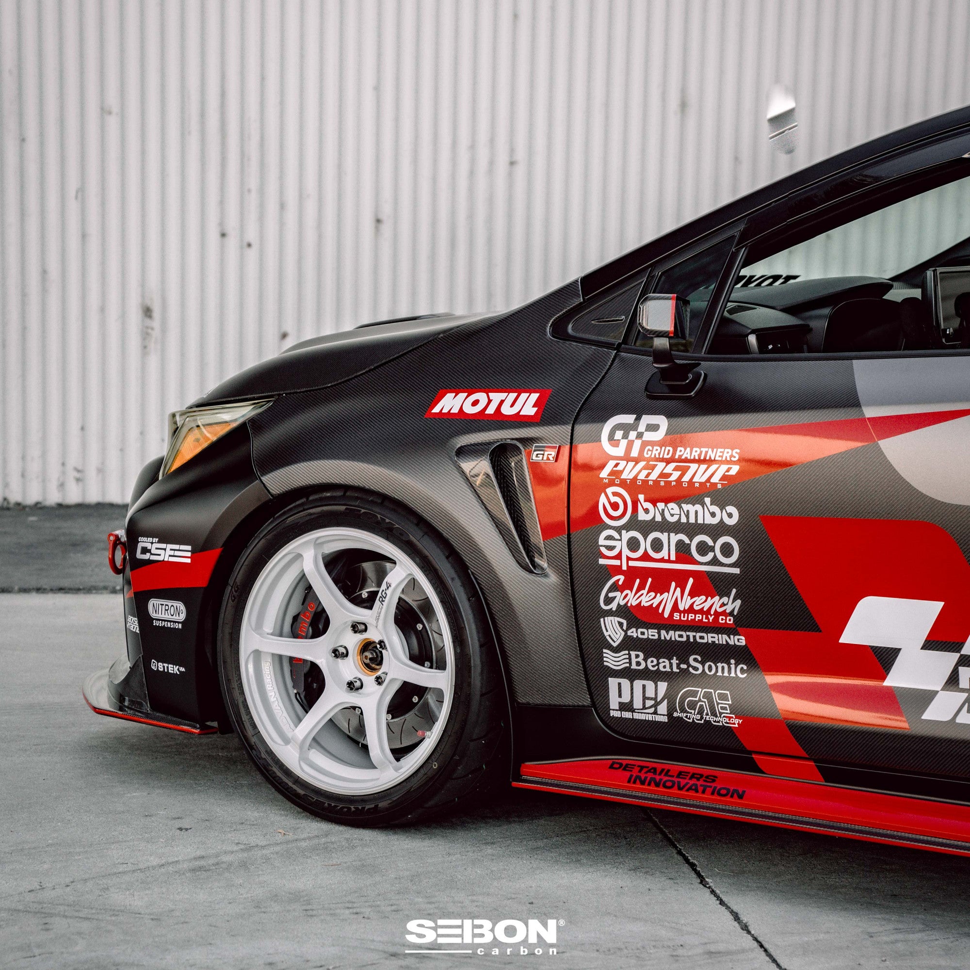 Guardabarros de carbono seco estilo OE Seibon 2023 Toyota GR Corolla