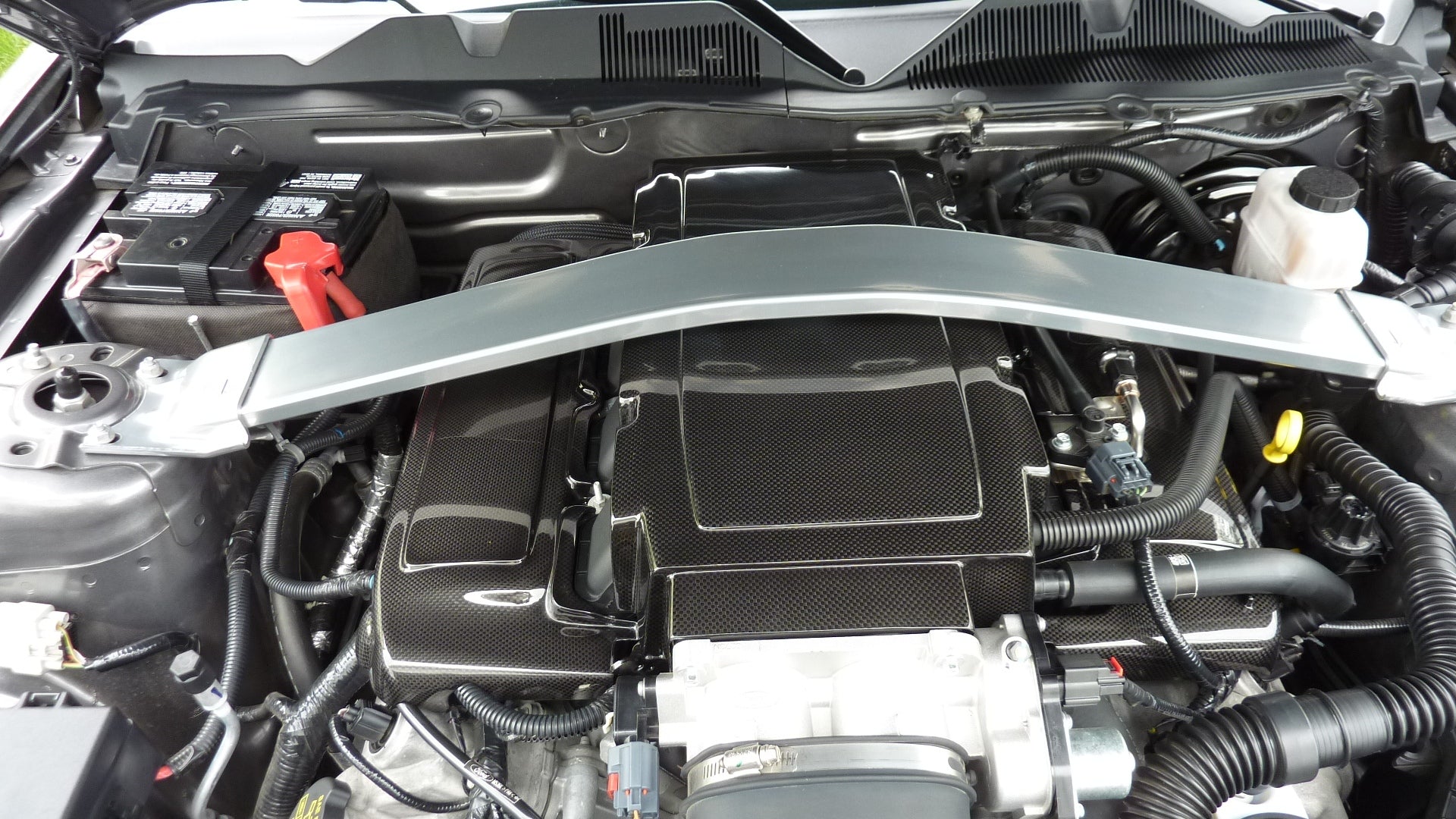 APR Peformance  Ford Mustang GT Plenum Cover 2005-2009