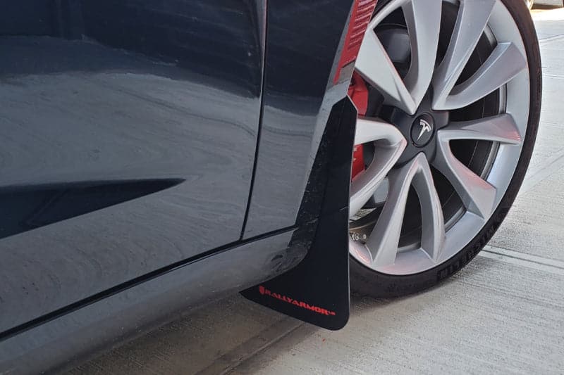 Rally Armor 17+ Tesla Model 3 UR Guardabarros negro con logotipo rojo