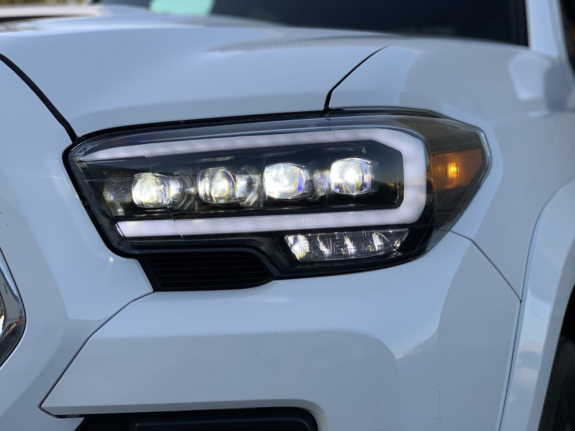 AlphaRex 16-21 Toyota Tacoma NOVA Faros delanteros LED estilo tablón negro con luz de activación
