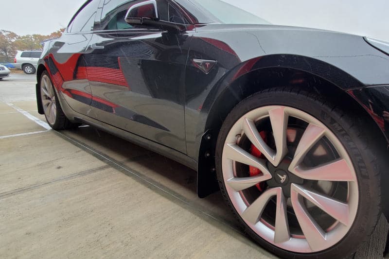Rally Armor 17+ Tesla Model 3 UR Guardabarros negro con logotipo gris oscuro