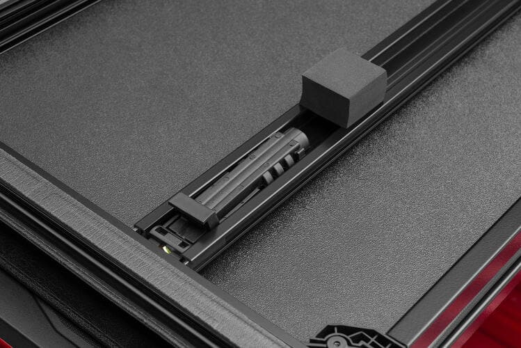 Lund 2016+ Toyota Tacoma (5ft. Bed) Hard Fold Tonneau Cover - Black